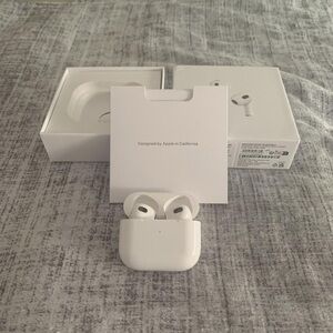 Apple Wireless Earbuds in White